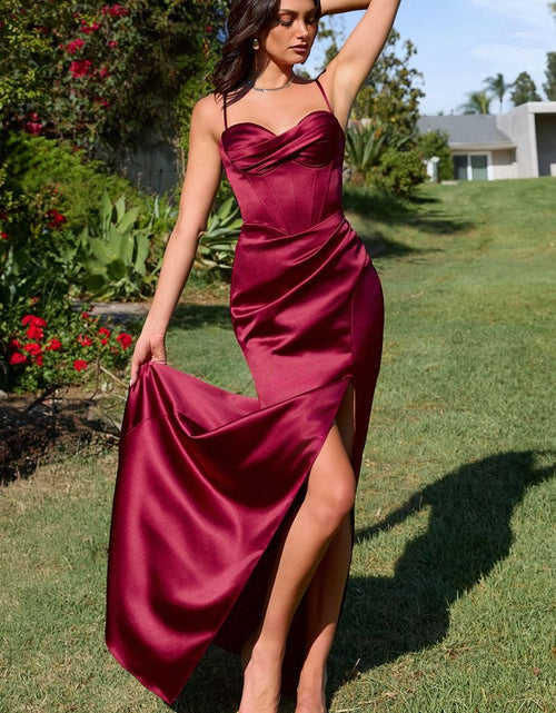 Load image into Gallery viewer, Fitted Dress With A Sweetheart Neckline And Thin Straps
